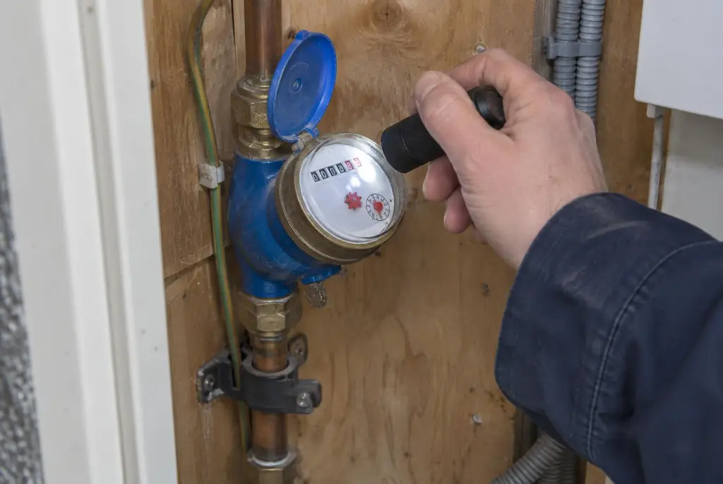 Lekdetectie Papendrecht – watermeter in de meterkast controleren met een zaklamp